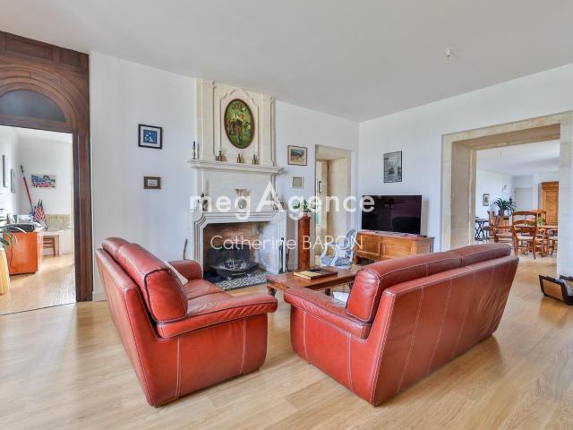 Appartement de réception de 220 m² au sein d'un château du X. 220m² Le Douhet