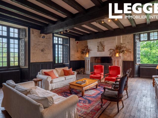 Château pittoresque des XVe, XVIe et XVIIe siècles, une maison de famille magnifiquement restaurée. 55 hectare