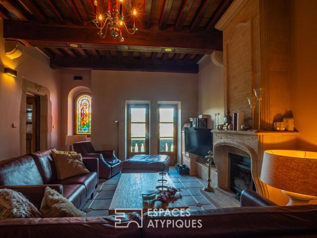 Château rénové, jardins en terrasses, piscine et vaste vue. 370m² Ucel