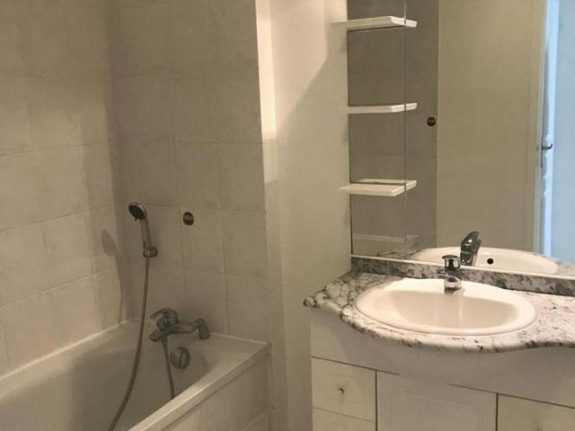 CHATEAU RENAULT Centre, à côté de l'église Appartement T3 en rez de chaussée