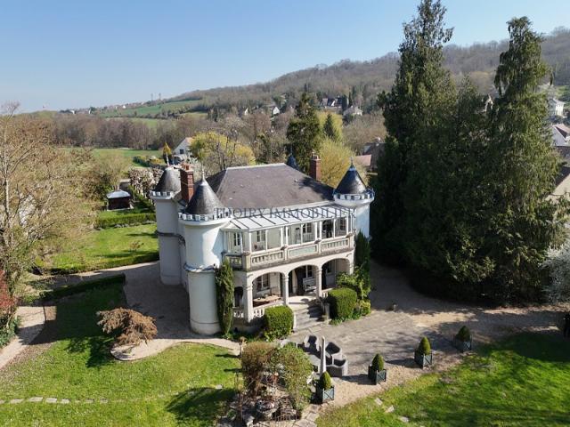 Château sur parc de 12 005 m2 avec dépendances