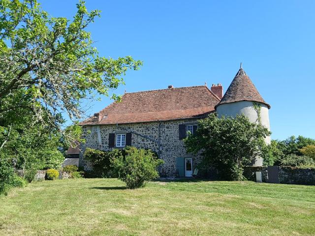Château XVIo avec dépendances, parc, pairies et bois sur 6ha. 250m² Guéret