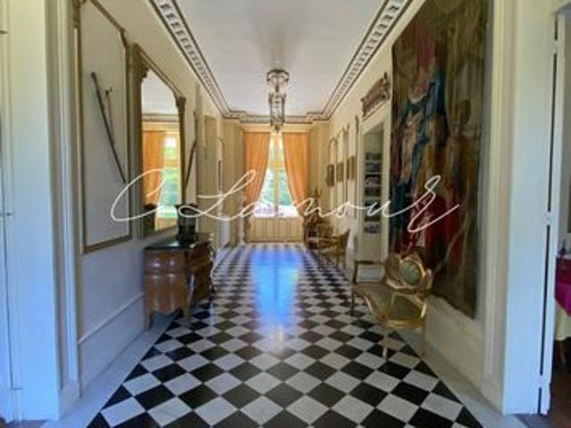 Château XIXe de 1100m2 avec maison de gardien et dépendances