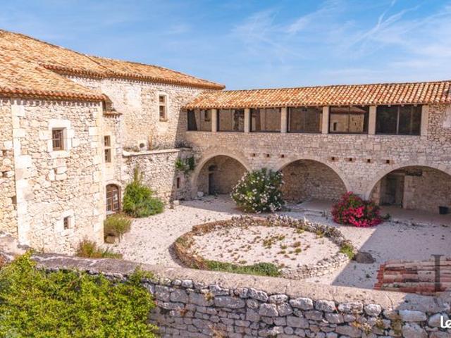 Château 25 pièces 850 m²