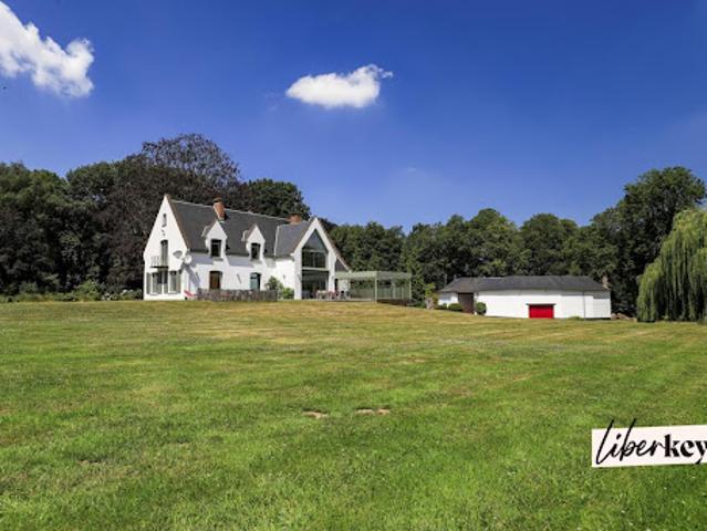 Propriété avec piscine et jardin