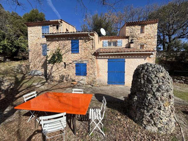 Chateaudouble 3/4 chambres sur 8 Hectares 157m² Châteaudouble