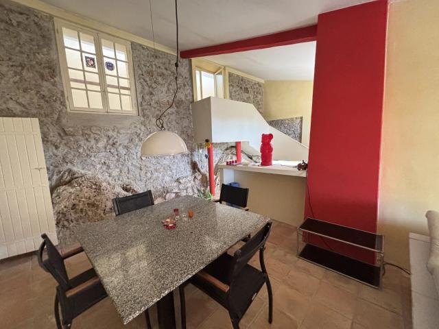 Chateaudouble 3/4 chambres sur 8 Hectares 157m² Châteaudouble