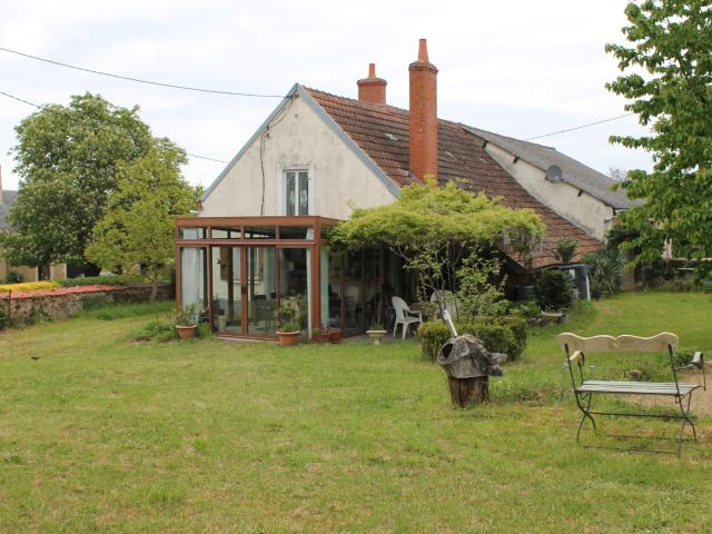 Chateaumeillant Fermette avec véranda dans un hameau, avec grange sur un terrain de 2867m2