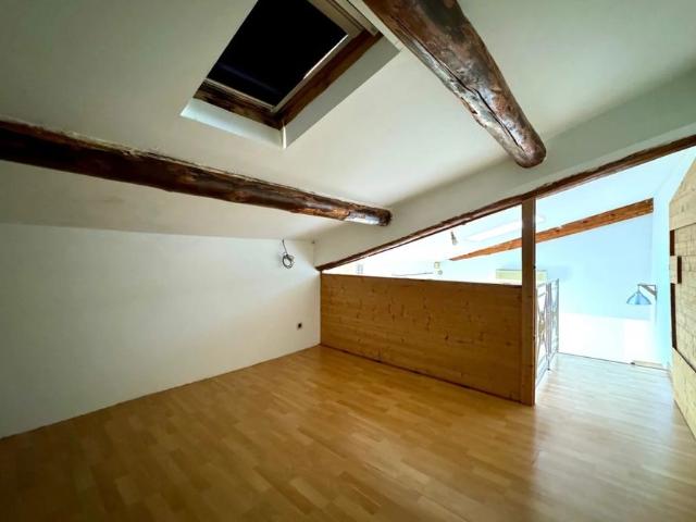 Châteauneuf de Gadagne_Maison de village T2, sur 2 niveaux, avec balcon