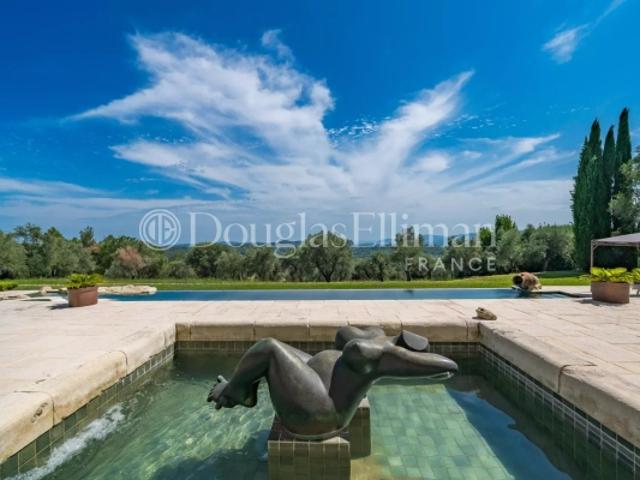 CHATEAUNEUF DE GRASSE: Une Belle Villa avec piscine et vue panoramique