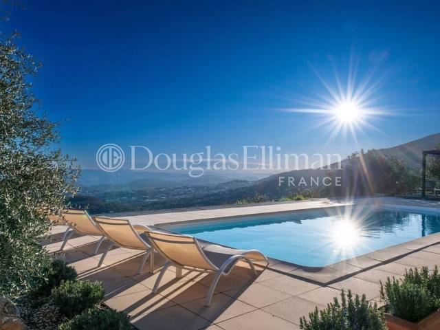 CHATEAUNEUF DE GRASSE: Villa avec vue panoramique sur la me. 284m² Châteauneuf Grasse