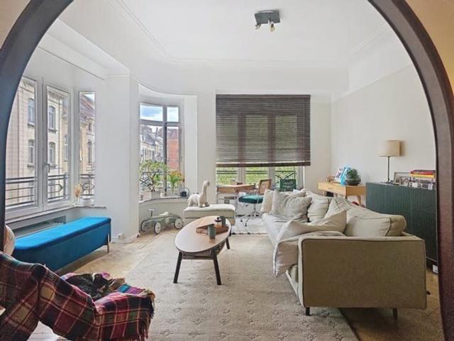 CHATELAIN. 2 BDR 1 BATHRM APT TERRACE IN A HYPE AREA