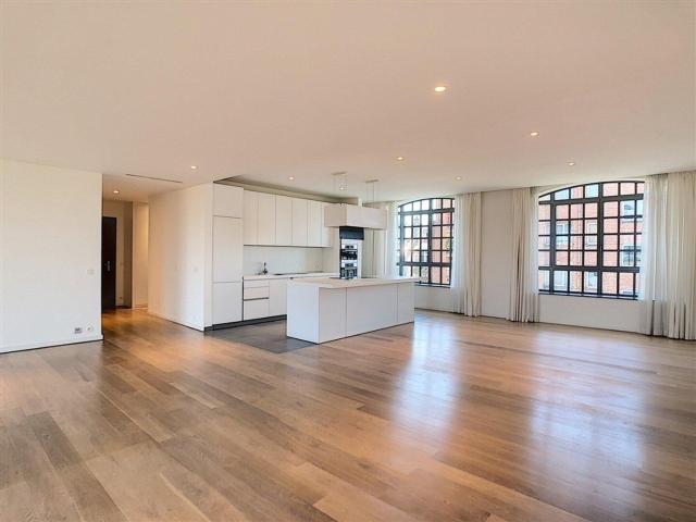 CHÂTELAIN, 4 BEDROOM APARTMENT WITH SWIMMING POOL AND GYM