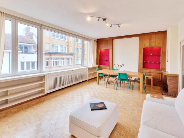 CHATELAIN ! Large 1 bedroom apartment 4th floor