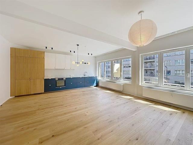 CHÂTELAIN, RENOVATED 2 BEDROOM APARTMENT + OFFICE + TERRACE