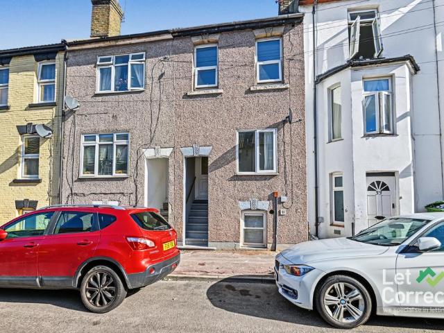 Chatham ME5 3 bed house to rent £1,400 pcm £323 pw
