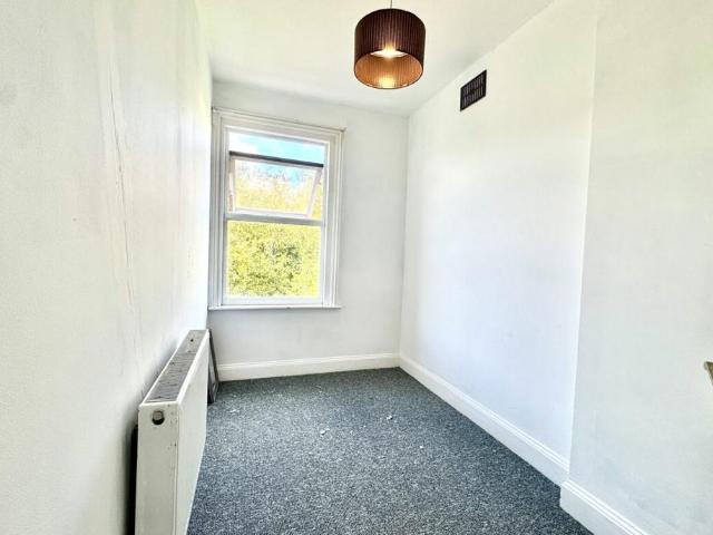 Chatham Road, Kingston Upon Thames. Flat share to rent £702 pcm £162 pw