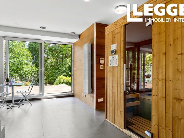 CHATOU – Propriété d’architecte d’exception avec piscine intérieure, jardin et vues panoramiques sur Paris