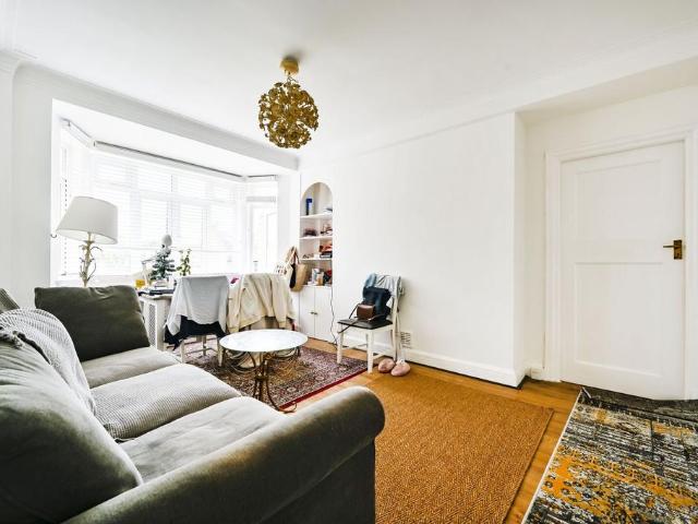 Chatsworth Court, Kensington, London, W8 2 bed flat to rent £3,402 pcm £785 pw