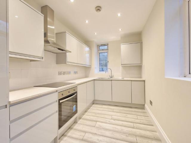 Chatsworth Court, Pembroke Road. 2 bed flat to rent £3,600 pcm £831 pw
