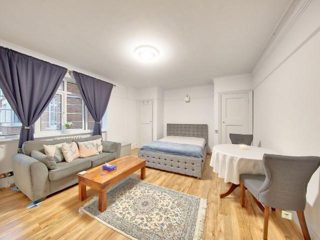 Chatsworth Court, Pembroke Road W8, Studio to rent, £2,200 pcm | PrimeLocation