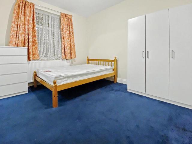 Chatsworth Crescent, Hounslow, TW3 Studio to rent £1,050 pcm £242 pw