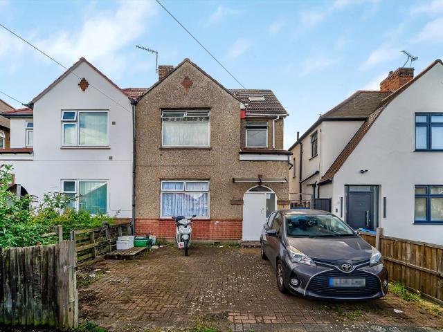 Chatsworth Crescent, Hounslow TW3, Studio to rent, £895 pcm | PrimeLocation