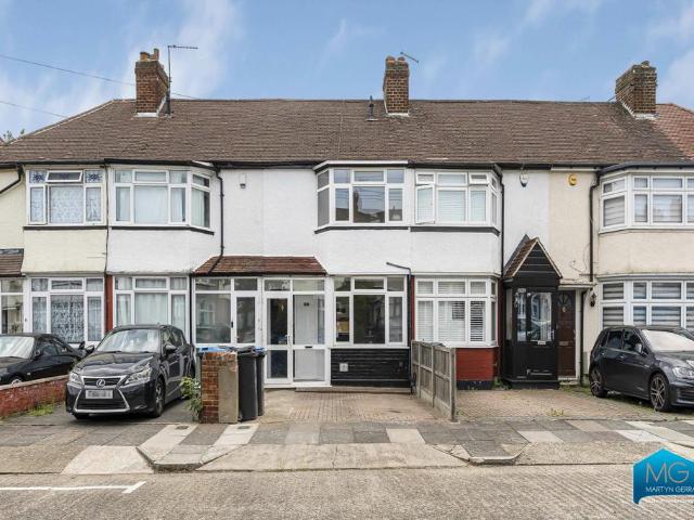 Chatsworth Drive, Enfield, EN1 2 bed terraced house to rent £2,100 pcm £485 pw