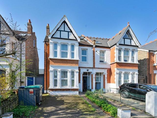 Chatsworth Gardens, Acton, London, W3 Studio to rent £1,550 pcm £358 pw