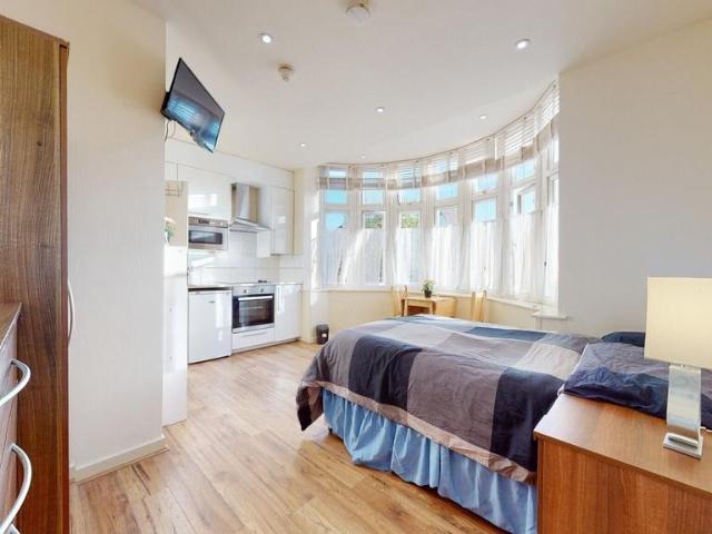 Chatsworth Road, London NW2 Studio to rent £1,350 pcm £312 pw
