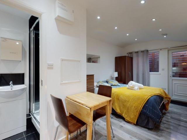 Chatsworth Road, London NW2 Studio to rent £1,352 pcm £312 pw