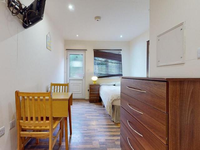 Chatsworth Road, London NW2 Studio to rent £1,395 pcm £322 pw