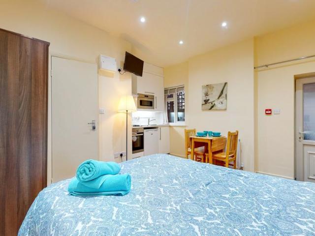 Chatsworth Road, London NW2 Studio to rent £1,498 pcm £346 pw