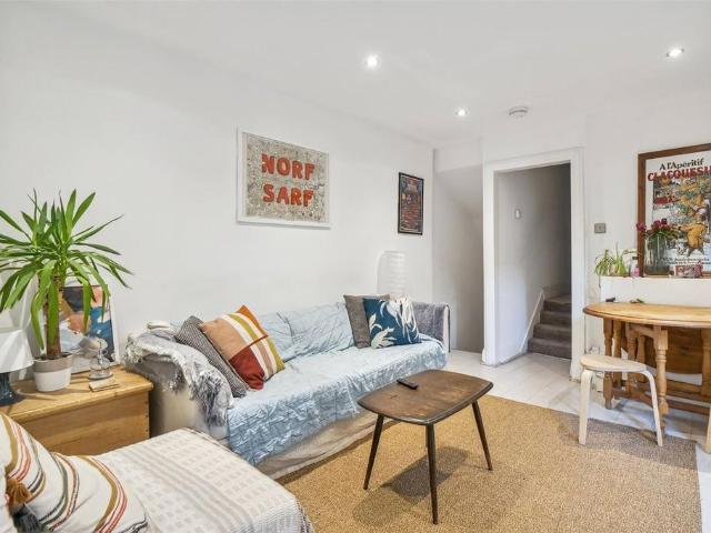 Chatsworth Road, London, E5 4 bed apartment to rent £4,250 pcm £981 pw