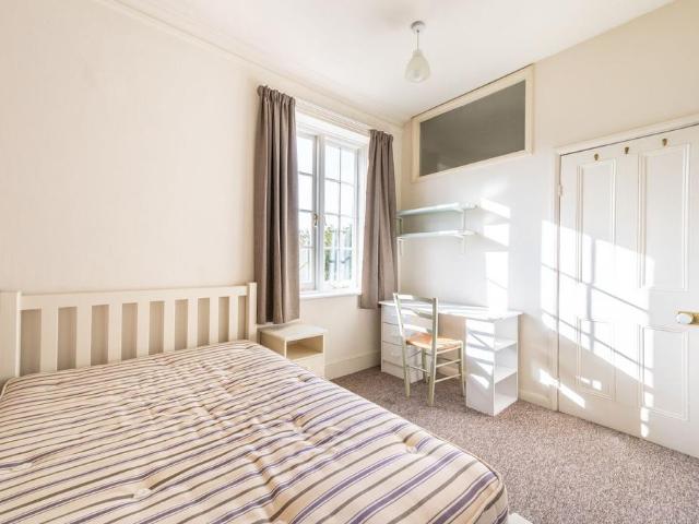 Chatsworth Road, Mapesbury Estate. 2 bed flat to rent £2,200 pcm £508 pw