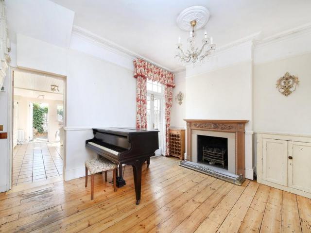 Chatto Road, London, SW11 3 bed terraced house to rent £4,000 pcm £923 pw