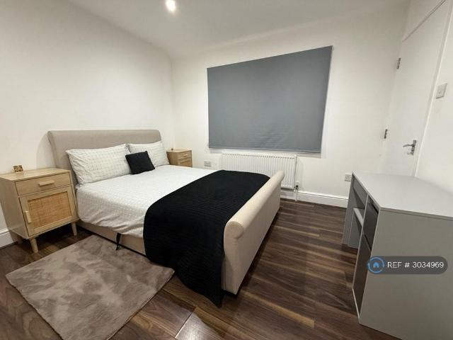 Chaucer Avenue, Hayes, UB4 1 bed in a house share to rent £1,050 pcm £242 pw