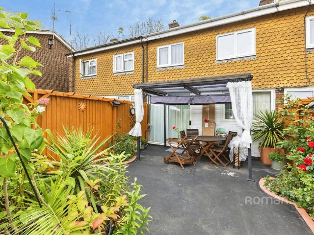 Chaucer Close, Emmer Green, Reading RG4, 2 bed terraced house to rent, £1,650 pcm | PrimeLocation