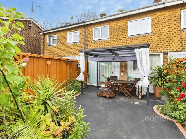 Chaucer Close, Emmer Green, Reading, RG4 2 bed terraced house to rent £1,650 pcm £381 pw