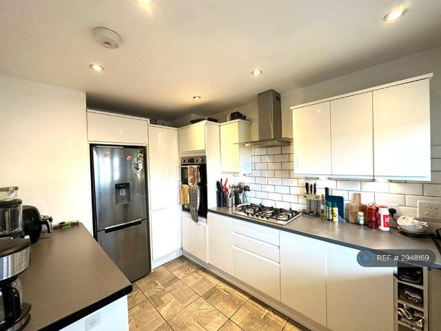Chaucer Court, London, N16 5 bed flat to rent £4,750 pcm £1,096 pw