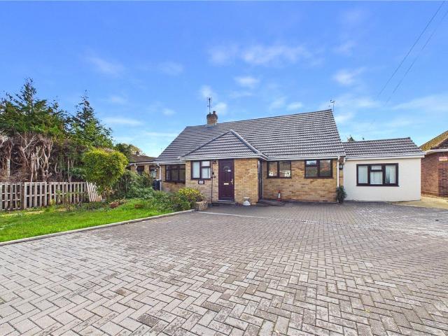 Chaucer Crescent, Newbury, Berkshire RG14, 5 bed bungalow to rent, £4,700 pcm | PrimeLocation
