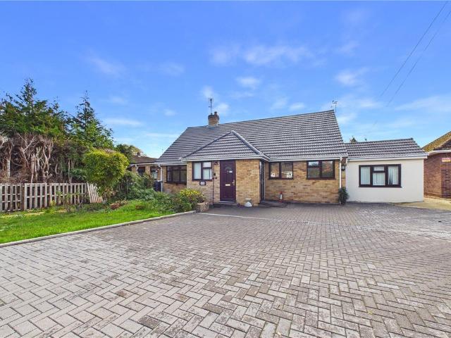 Chaucer Crescent, Newbury, Berkshire RG14, 5 bed bungalow to rent, £4,700 pcm | PrimeLocation