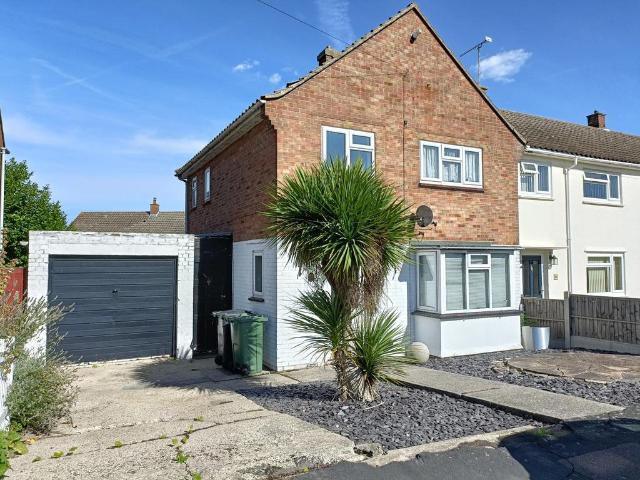 Chaucer Crescent, BRAINTREE 3 bed house to rent £1,595 pcm £368 pw