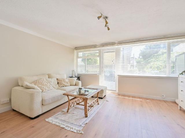 Chaulden House Gardens HP1, Hemel Hempstead, 2 bed flat to rent, £1,450 pcm | PrimeLocation