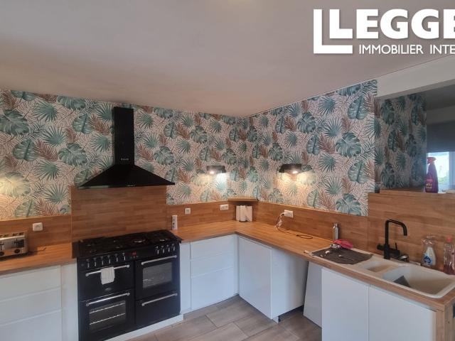 Chaumière avec 4 chambres plus un gîte séparé et un étang sur 1.6Ha de terrain à proximité de Laval
