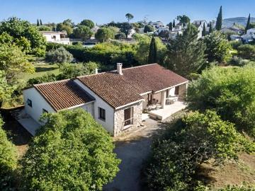 À Chauzon, à seulement 5 minutes de Ruoms et Pradons et 20 m. 131m² Chauzon