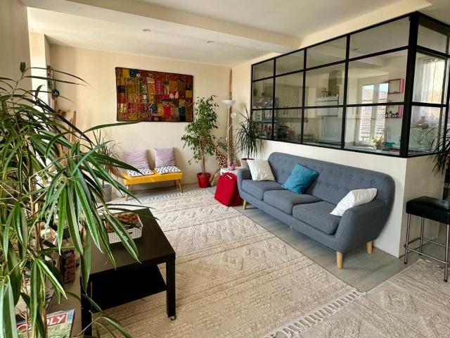 CHAZELLES SUR LYON Centre Belle opportunité d'investissement comprenant un ensemble immobilier en excellent ét