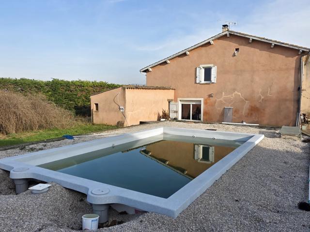 Chabeuil en campagne vaste maison ancienne avec hangar sur 3266m2 de terrain clôturé