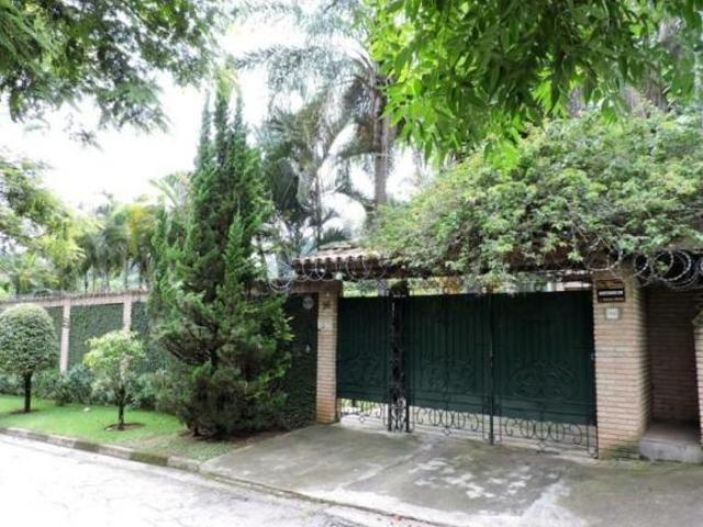 Chác Vale do Rio Cotia Muito espaço, em rua fechada e muito tranquila!