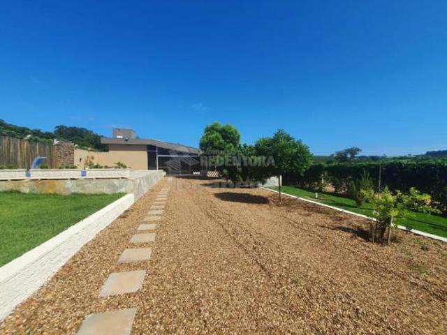 Chácara mobiliada à venda em Cedral com salão de jogos, piscina e usina fotovoltaica